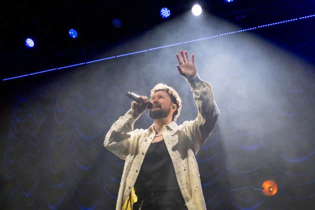Calum Scott tritt am 3. Juni 2026 im Rahmen seiner The Avenoir Tour in der QUARTERBACK Immobilien ARENA in Leipzig auf. Rund 4.500 Zuschauer verfolgten das Konzert des britischen Sängers und Songwriters, der unter anderem die Hits You Are The Reason, Dancing On My Own, Biblical und No Matter What sowie aktuelle Songs seines neuen Albums präsentierte. Bekannt wurde Scott 2015 durch seine Teilnahme an der britischen Castingshow Britain™s Got Talent, wo er mit seiner Interpretation von Dancing On My Own den Golden Buzzer erhielt und international Aufmerksamkeit erlangte. Calum Scott Leipzig