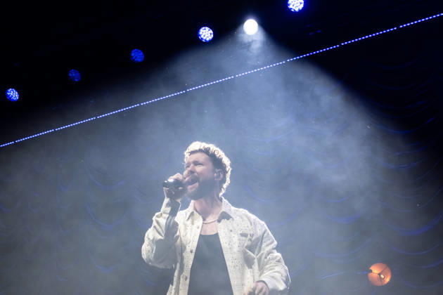 Calum Scott tritt am 3. Juni 2026 im Rahmen seiner The Avenoir Tour in der QUARTERBACK Immobilien ARENA in Leipzig auf. Rund 4.500 Zuschauer verfolgten das Konzert des britischen Sängers und Songwriters, der unter anderem die Hits You Are The Reason, Dancing On My Own, Biblical und No Matter What sowie aktuelle Songs seines neuen Albums präsentierte. Bekannt wurde Scott 2015 durch seine Teilnahme an der britischen Castingshow Britain™s Got Talent, wo er mit seiner Interpretation von Dancing On My Own den Golden Buzzer erhielt und international Aufmerksamkeit erlangte. Calum Scott Leipzig