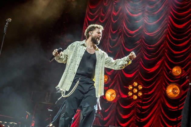 Calum Scott tritt am 3. Juni 2026 im Rahmen seiner The Avenoir Tour in der QUARTERBACK Immobilien ARENA in Leipzig auf. Rund 4.500 Zuschauer verfolgten das Konzert des britischen Sängers und Songwriters, der unter anderem die Hits You Are The Reason, Dancing On My Own, Biblical und No Matter What sowie aktuelle Songs seines neuen Albums präsentierte. Bekannt wurde Scott 2015 durch seine Teilnahme an der britischen Castingshow Britain™s Got Talent, wo er mit seiner Interpretation von Dancing On My Own den Golden Buzzer erhielt und international Aufmerksamkeit erlangte. Calum Scott Leipzig