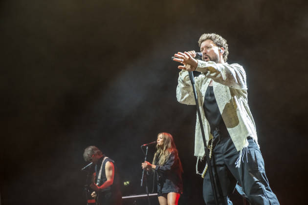Calum Scott tritt am 3. Juni 2026 im Rahmen seiner The Avenoir Tour in der QUARTERBACK Immobilien ARENA in Leipzig auf. Rund 4.500 Zuschauer verfolgten das Konzert des britischen Sängers und Songwriters, der unter anderem die Hits You Are The Reason, Dancing On My Own, Biblical und No Matter What sowie aktuelle Songs seines neuen Albums präsentierte. Bekannt wurde Scott 2015 durch seine Teilnahme an der britischen Castingshow Britain™s Got Talent, wo er mit seiner Interpretation von Dancing On My Own den Golden Buzzer erhielt und international Aufmerksamkeit erlangte. Calum Scott Leipzig