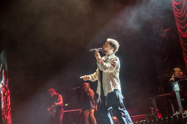 Calum Scott tritt am 3. Juni 2026 im Rahmen seiner The Avenoir Tour in der QUARTERBACK Immobilien ARENA in Leipzig auf. Rund 4.500 Zuschauer verfolgten das Konzert des britischen Sängers und Songwriters, der unter anderem die Hits You Are The Reason, Dancing On My Own, Biblical und No Matter What sowie aktuelle Songs seines neuen Albums präsentierte. Bekannt wurde Scott 2015 durch seine Teilnahme an der britischen Castingshow Britain™s Got Talent, wo er mit seiner Interpretation von Dancing On My Own den Golden Buzzer erhielt und international Aufmerksamkeit erlangte. Calum Scott Leipzig