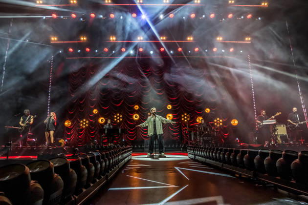Calum Scott tritt am 3. Juni 2026 im Rahmen seiner The Avenoir Tour in der QUARTERBACK Immobilien ARENA in Leipzig auf. Rund 4.500 Zuschauer verfolgten das Konzert des britischen Sängers und Songwriters, der unter anderem die Hits You Are The Reason, Dancing On My Own, Biblical und No Matter What sowie aktuelle Songs seines neuen Albums präsentierte. Bekannt wurde Scott 2015 durch seine Teilnahme an der britischen Castingshow Britain™s Got Talent, wo er mit seiner Interpretation von Dancing On My Own den Golden Buzzer erhielt und international Aufmerksamkeit erlangte. Calum Scott Leipzig