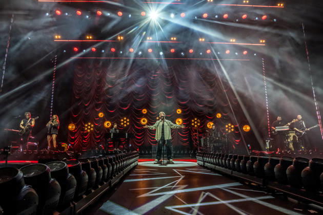 Calum Scott tritt am 3. Juni 2026 im Rahmen seiner The Avenoir Tour in der QUARTERBACK Immobilien ARENA in Leipzig auf. Rund 4.500 Zuschauer verfolgten das Konzert des britischen Sängers und Songwriters, der unter anderem die Hits You Are The Reason, Dancing On My Own, Biblical und No Matter What sowie aktuelle Songs seines neuen Albums präsentierte. Bekannt wurde Scott 2015 durch seine Teilnahme an der britischen Castingshow Britain™s Got Talent, wo er mit seiner Interpretation von Dancing On My Own den Golden Buzzer erhielt und international Aufmerksamkeit erlangte. Calum Scott Leipzig