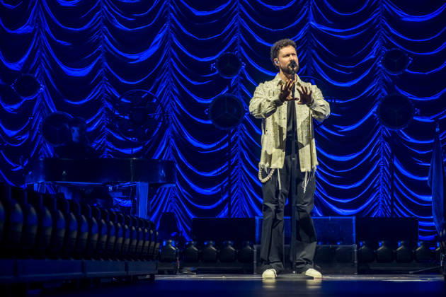 Calum Scott tritt am 3. Juni 2026 im Rahmen seiner The Avenoir Tour in der QUARTERBACK Immobilien ARENA in Leipzig auf. Rund 4.500 Zuschauer verfolgten das Konzert des britischen Sängers und Songwriters, der unter anderem die Hits You Are The Reason, Dancing On My Own, Biblical und No Matter What sowie aktuelle Songs seines neuen Albums präsentierte. Bekannt wurde Scott 2015 durch seine Teilnahme an der britischen Castingshow Britain™s Got Talent, wo er mit seiner Interpretation von Dancing On My Own den Golden Buzzer erhielt und international Aufmerksamkeit erlangte. Calum Scott Leipzig