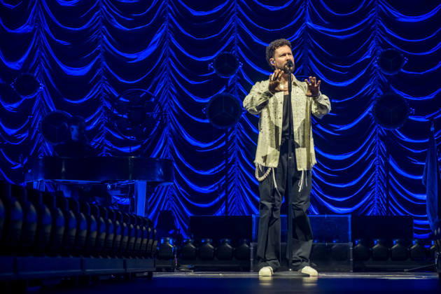 Calum Scott tritt am 3. Juni 2026 im Rahmen seiner The Avenoir Tour in der QUARTERBACK Immobilien ARENA in Leipzig auf. Rund 4.500 Zuschauer verfolgten das Konzert des britischen Sängers und Songwriters, der unter anderem die Hits You Are The Reason, Dancing On My Own, Biblical und No Matter What sowie aktuelle Songs seines neuen Albums präsentierte. Bekannt wurde Scott 2015 durch seine Teilnahme an der britischen Castingshow Britain™s Got Talent, wo er mit seiner Interpretation von Dancing On My Own den Golden Buzzer erhielt und international Aufmerksamkeit erlangte. Calum Scott Leipzig