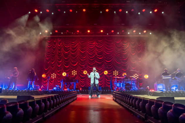 Calum Scott tritt am 3. Juni 2026 im Rahmen seiner The Avenoir Tour in der QUARTERBACK Immobilien ARENA in Leipzig auf. Rund 4.500 Zuschauer verfolgten das Konzert des britischen Sängers und Songwriters, der unter anderem die Hits You Are The Reason, Dancing On My Own, Biblical und No Matter What sowie aktuelle Songs seines neuen Albums präsentierte. Bekannt wurde Scott 2015 durch seine Teilnahme an der britischen Castingshow Britain™s Got Talent, wo er mit seiner Interpretation von Dancing On My Own den Golden Buzzer erhielt und international Aufmerksamkeit erlangte. Calum Scott Leipzig