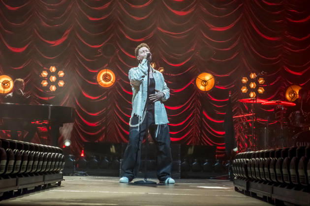 Calum Scott tritt am 3. Juni 2026 im Rahmen seiner The Avenoir Tour in der QUARTERBACK Immobilien ARENA in Leipzig auf. Rund 4.500 Zuschauer verfolgten das Konzert des britischen Sängers und Songwriters, der unter anderem die Hits You Are The Reason, Dancing On My Own, Biblical und No Matter What sowie aktuelle Songs seines neuen Albums präsentierte. Bekannt wurde Scott 2015 durch seine Teilnahme an der britischen Castingshow Britain™s Got Talent, wo er mit seiner Interpretation von Dancing On My Own den Golden Buzzer erhielt und international Aufmerksamkeit erlangte. Calum Scott Leipzig