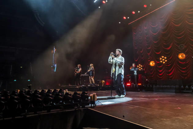 Calum Scott tritt am 3. Juni 2026 im Rahmen seiner The Avenoir Tour in der QUARTERBACK Immobilien ARENA in Leipzig auf. Rund 4.500 Zuschauer verfolgten das Konzert des britischen Sängers und Songwriters, der unter anderem die Hits You Are The Reason, Dancing On My Own, Biblical und No Matter What sowie aktuelle Songs seines neuen Albums präsentierte. Bekannt wurde Scott 2015 durch seine Teilnahme an der britischen Castingshow Britain™s Got Talent, wo er mit seiner Interpretation von Dancing On My Own den Golden Buzzer erhielt und international Aufmerksamkeit erlangte. Calum Scott Leipzig