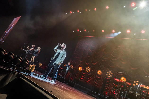 Calum Scott tritt am 3. Juni 2026 im Rahmen seiner The Avenoir Tour in der QUARTERBACK Immobilien ARENA in Leipzig auf. Rund 4.500 Zuschauer verfolgten das Konzert des britischen Sängers und Songwriters, der unter anderem die Hits You Are The Reason, Dancing On My Own, Biblical und No Matter What sowie aktuelle Songs seines neuen Albums präsentierte. Bekannt wurde Scott 2015 durch seine Teilnahme an der britischen Castingshow Britain™s Got Talent, wo er mit seiner Interpretation von Dancing On My Own den Golden Buzzer erhielt und international Aufmerksamkeit erlangte. Calum Scott Leipzig