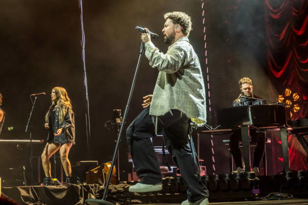 Calum Scott tritt am 3. Juni 2026 im Rahmen seiner The Avenoir Tour in der QUARTERBACK Immobilien ARENA in Leipzig auf. Rund 4.500 Zuschauer verfolgten das Konzert des britischen Sängers und Songwriters, der unter anderem die Hits You Are The Reason, Dancing On My Own, Biblical und No Matter What sowie aktuelle Songs seines neuen Albums präsentierte. Bekannt wurde Scott 2015 durch seine Teilnahme an der britischen Castingshow Britain™s Got Talent, wo er mit seiner Interpretation von Dancing On My Own den Golden Buzzer erhielt und international Aufmerksamkeit erlangte. Calum Scott Leipzig