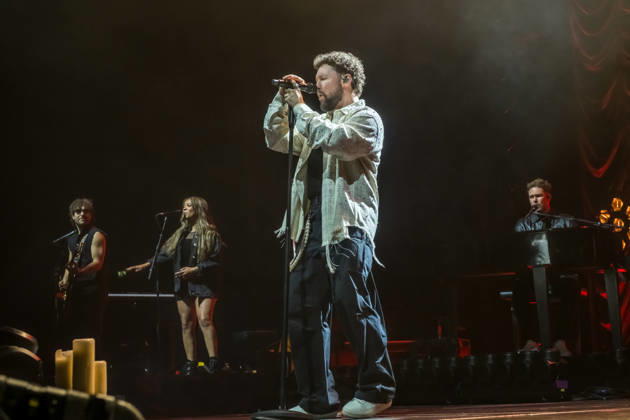 Calum Scott tritt am 3. Juni 2026 im Rahmen seiner The Avenoir Tour in der QUARTERBACK Immobilien ARENA in Leipzig auf. Rund 4.500 Zuschauer verfolgten das Konzert des britischen Sängers und Songwriters, der unter anderem die Hits You Are The Reason, Dancing On My Own, Biblical und No Matter What sowie aktuelle Songs seines neuen Albums präsentierte. Bekannt wurde Scott 2015 durch seine Teilnahme an der britischen Castingshow Britain™s Got Talent, wo er mit seiner Interpretation von Dancing On My Own den Golden Buzzer erhielt und international Aufmerksamkeit erlangte. Calum Scott Leipzig