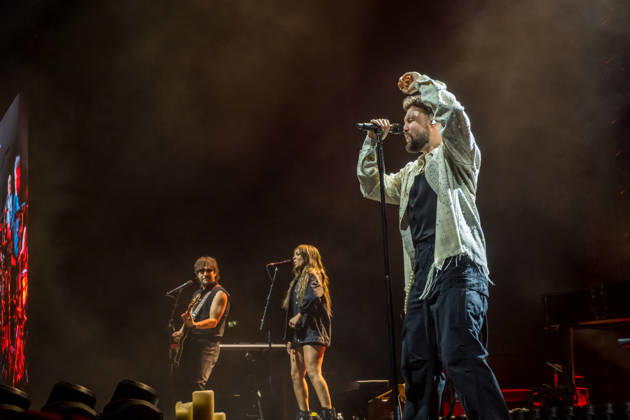 Calum Scott tritt am 3. Juni 2026 im Rahmen seiner The Avenoir Tour in der QUARTERBACK Immobilien ARENA in Leipzig auf. Rund 4.500 Zuschauer verfolgten das Konzert des britischen Sängers und Songwriters, der unter anderem die Hits You Are The Reason, Dancing On My Own, Biblical und No Matter What sowie aktuelle Songs seines neuen Albums präsentierte. Bekannt wurde Scott 2015 durch seine Teilnahme an der britischen Castingshow Britain™s Got Talent, wo er mit seiner Interpretation von Dancing On My Own den Golden Buzzer erhielt und international Aufmerksamkeit erlangte. Calum Scott Leipzig
