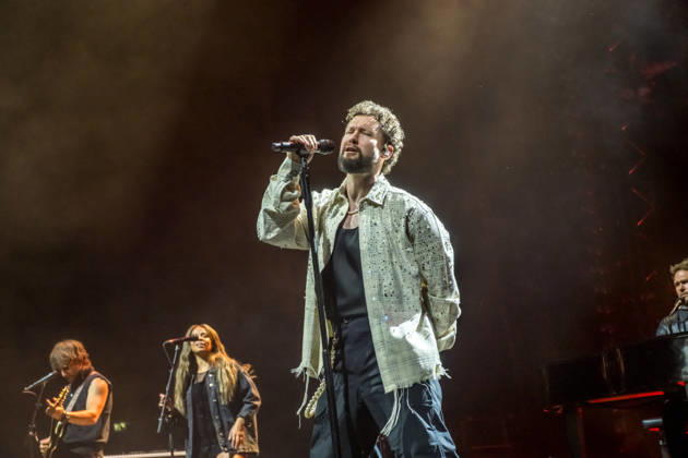 Calum Scott tritt am 3. Juni 2026 im Rahmen seiner The Avenoir Tour in der QUARTERBACK Immobilien ARENA in Leipzig auf. Rund 4.500 Zuschauer verfolgten das Konzert des britischen Sängers und Songwriters, der unter anderem die Hits You Are The Reason, Dancing On My Own, Biblical und No Matter What sowie aktuelle Songs seines neuen Albums präsentierte. Bekannt wurde Scott 2015 durch seine Teilnahme an der britischen Castingshow Britain™s Got Talent, wo er mit seiner Interpretation von Dancing On My Own den Golden Buzzer erhielt und international Aufmerksamkeit erlangte. Calum Scott Leipzig