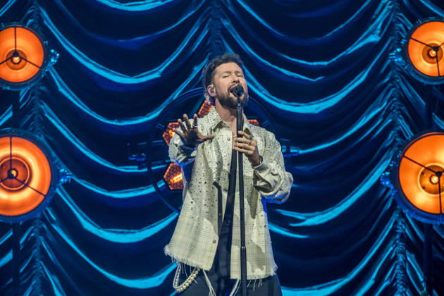 Calum Scott tritt am 3. Juni 2026 im Rahmen seiner The Avenoir Tour in der QUARTERBACK Immobilien ARENA in Leipzig auf. Rund 4.500 Zuschauer verfolgten das Konzert des britischen Sängers und Songwriters, der unter anderem die Hits You Are The Reason, Dancing On My Own, Biblical und No Matter What sowie aktuelle Songs seines neuen Albums präsentierte. Bekannt wurde Scott 2015 durch seine Teilnahme an der britischen Castingshow Britain™s Got Talent, wo er mit seiner Interpretation von Dancing On My Own den Golden Buzzer erhielt und international Aufmerksamkeit erlangte. Calum Scott Leipzig