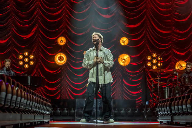 Calum Scott tritt am 3. Juni 2026 im Rahmen seiner The Avenoir Tour in der QUARTERBACK Immobilien ARENA in Leipzig auf. Rund 4.500 Zuschauer verfolgten das Konzert des britischen Sängers und Songwriters, der unter anderem die Hits You Are The Reason, Dancing On My Own, Biblical und No Matter What sowie aktuelle Songs seines neuen Albums präsentierte. Bekannt wurde Scott 2015 durch seine Teilnahme an der britischen Castingshow Britain™s Got Talent, wo er mit seiner Interpretation von Dancing On My Own den Golden Buzzer erhielt und international Aufmerksamkeit erlangte. Calum Scott Leipzig