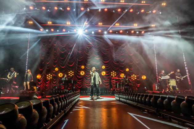Calum Scott tritt am 3. Juni 2026 im Rahmen seiner The Avenoir Tour in der QUARTERBACK Immobilien ARENA in Leipzig auf. Rund 4.500 Zuschauer verfolgten das Konzert des britischen Sängers und Songwriters, der unter anderem die Hits You Are The Reason, Dancing On My Own, Biblical und No Matter What sowie aktuelle Songs seines neuen Albums präsentierte. Bekannt wurde Scott 2015 durch seine Teilnahme an der britischen Castingshow Britain™s Got Talent, wo er mit seiner Interpretation von Dancing On My Own den Golden Buzzer erhielt und international Aufmerksamkeit erlangte. Calum Scott Leipzig