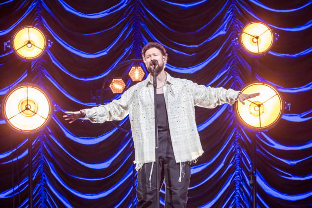 Calum Scott tritt am 3. Juni 2026 im Rahmen seiner The Avenoir Tour in der QUARTERBACK Immobilien ARENA in Leipzig auf. Rund 4.500 Zuschauer verfolgten das Konzert des britischen Sängers und Songwriters, der unter anderem die Hits You Are The Reason, Dancing On My Own, Biblical und No Matter What sowie aktuelle Songs seines neuen Albums präsentierte. Bekannt wurde Scott 2015 durch seine Teilnahme an der britischen Castingshow Britain™s Got Talent, wo er mit seiner Interpretation von Dancing On My Own den Golden Buzzer erhielt und international Aufmerksamkeit erlangte. Calum Scott Leipzig