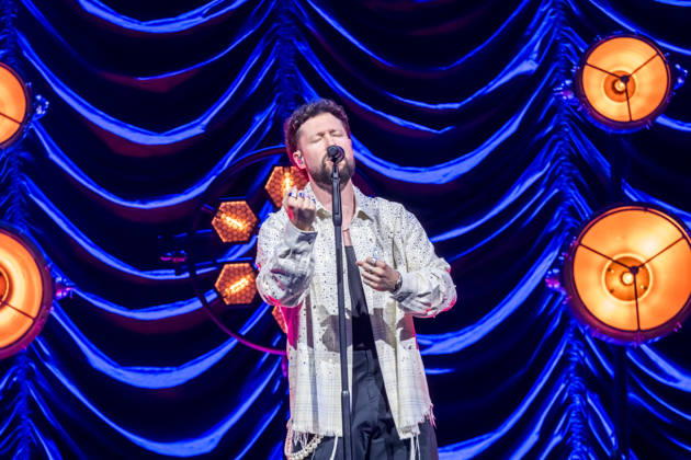 Calum Scott tritt am 3. Juni 2026 im Rahmen seiner The Avenoir Tour in der QUARTERBACK Immobilien ARENA in Leipzig auf. Rund 4.500 Zuschauer verfolgten das Konzert des britischen Sängers und Songwriters, der unter anderem die Hits You Are The Reason, Dancing On My Own, Biblical und No Matter What sowie aktuelle Songs seines neuen Albums präsentierte. Bekannt wurde Scott 2015 durch seine Teilnahme an der britischen Castingshow Britain™s Got Talent, wo er mit seiner Interpretation von Dancing On My Own den Golden Buzzer erhielt und international Aufmerksamkeit erlangte. Calum Scott Leipzig