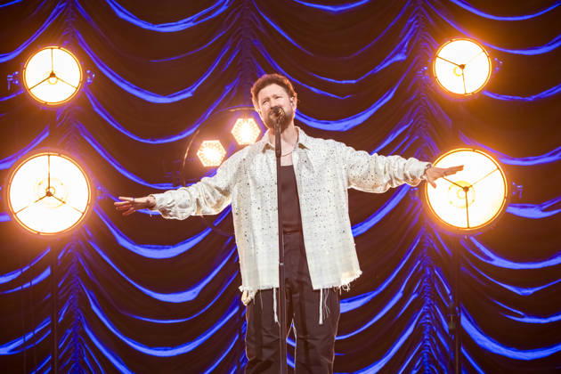 Calum Scott tritt am 3. Juni 2026 im Rahmen seiner The Avenoir Tour in der QUARTERBACK Immobilien ARENA in Leipzig auf. Rund 4.500 Zuschauer verfolgten das Konzert des britischen Sängers und Songwriters, der unter anderem die Hits You Are The Reason, Dancing On My Own, Biblical und No Matter What sowie aktuelle Songs seines neuen Albums präsentierte. Bekannt wurde Scott 2015 durch seine Teilnahme an der britischen Castingshow Britain™s Got Talent, wo er mit seiner Interpretation von Dancing On My Own den Golden Buzzer erhielt und international Aufmerksamkeit erlangte. Calum Scott Leipzig