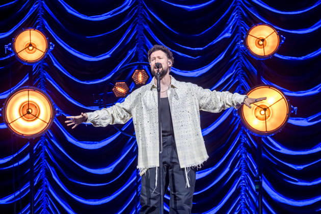 Calum Scott tritt am 3. Juni 2026 im Rahmen seiner The Avenoir Tour in der QUARTERBACK Immobilien ARENA in Leipzig auf. Rund 4.500 Zuschauer verfolgten das Konzert des britischen Sängers und Songwriters, der unter anderem die Hits You Are The Reason, Dancing On My Own, Biblical und No Matter What sowie aktuelle Songs seines neuen Albums präsentierte. Bekannt wurde Scott 2015 durch seine Teilnahme an der britischen Castingshow Britain™s Got Talent, wo er mit seiner Interpretation von Dancing On My Own den Golden Buzzer erhielt und international Aufmerksamkeit erlangte. Calum Scott Leipzig