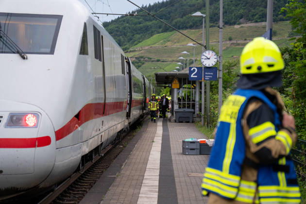 Stoffaustritt in ICE bei Trechtingshausen Zug mit 177 Reisenden evakuiert Am Mittwochabend, dem 03.06.2026, wurden Feuerwehr, Rettungsdienst und Polizei gegen 20:00 Uhr zum Bahnhof Trechtingshausen alarmiert. In einem ICE in Fahrtrichtung Köln war im Wagen 12 ein stechender, zunächst unklarer chemischer Geruch festgestellt worden. Mehrere Reisende klagten über Atemwegsbeschwerden. Aufgrund eines technischen Defekts kam es nach Angaben der Einsatzleitung zum Austritt eines bislang nicht näher benannten Stoffes. Der Zug wurde vorsorglich vollständig evakuiert. Insgesamt befanden sich 177 Reisende an Bord. Alle Fahrgäste wurden durch Rettungsdienst und Sanitätskräfte medizinisch gesichtet und untersucht. Eine Person wurde verletzt,