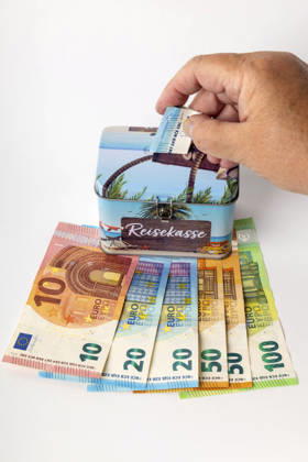 Bargeld für einen anstehenden Urlaub wir in einer Reisekasse-Spardose gespart. (Symbolfoto, Themenfoto)