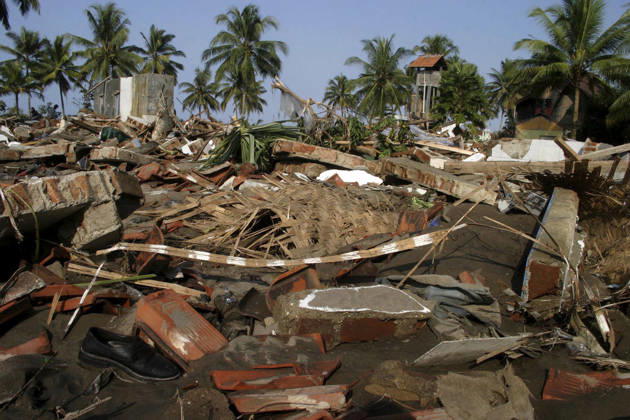 Over 500 Dead in Java Tsunami Jul 19, 2006; Ciamis, West Java, INDONESIA; Residents houses in Pangandaran Beach on Wednesday morning after hit by tsunami two days before. A tsunami hit the coast of the Indonesian island of Java and has taken more than 550 lives, leaving over 600 injured, around 38,000 others have been displaced by the disaster. An earthquake around 240km beneath the ocean floor caused the giant black wave to sweep 300m inland, destroying homes, hotels and people. Mandatory Credit: Photo by Toto Santiko Budi JiwaFoto ZUMA Press. ( ) Copyright 2006 by JiwaFoto Ciamis West Java INDONESIA Copyright: xTotoxSantikoxBudix