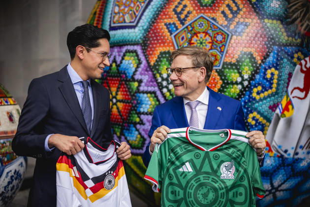 (R-L) Johann Wadephul (CDU), Bundesaussenminister, und Roberto Velasco Alvarez, Aussenminister von Mexiko, tauschen Fussball-Trikots im Rahmen eines Treffens in Mexiko Stadt, 04.06.2026. Fotografiert im Auftrag des Auswaertigen Amtes Mexiko Stadt Mexiko Copyright: xJulianexSonntag AAx