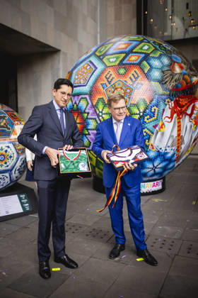 (R-L) Johann Wadephul (CDU), Bundesaussenminister, und Roberto Velasco Alvarez, Aussenminister von Mexiko, tauschen Fussball-Trikots im Rahmen eines Treffens in Mexiko Stadt, 04.06.2026. Fotografiert im Auftrag des Auswaertigen Amtes Mexiko Stadt Mexiko Copyright: xJulianexSonntag AAx