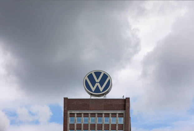 VW Wolfsburg, 03.06.2026, Volkswagen AG Zentrale, VW Hochhaus, Verwaltung, VW-Zeichen auf dem Gebäude. Niedersachsen Deutschland