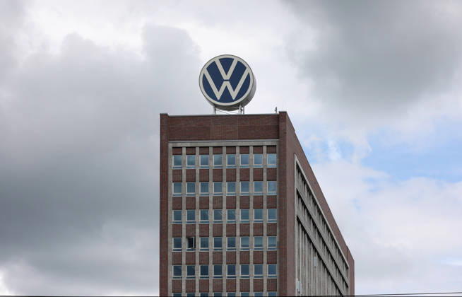 VW Wolfsburg, 03.06.2026, Volkswagen AG Zentrale, VW Hochhaus, Verwaltung, VW-Zeichen auf dem Gebäude. Niedersachsen Deutschland