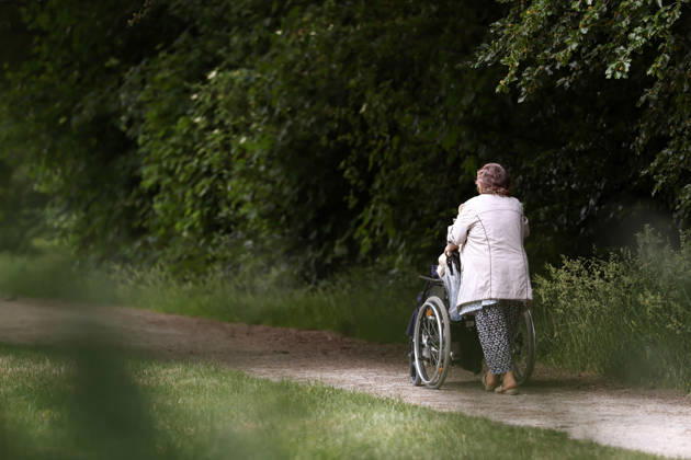 Eine ältere Dame schiebt einen Rollstuhl mit einer weiteren rüstigen Dame durch einen Park. (Themenbild, Symbolbild) Köln, 02.06.2026 NRW Deutschland Copyright: xChristophxHardtx