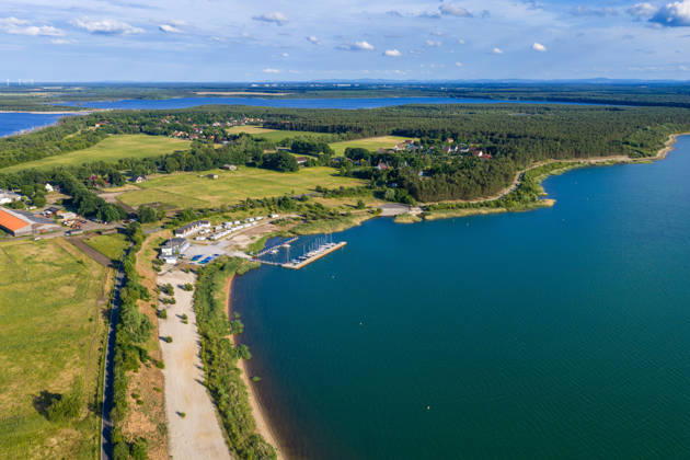 Lausitzer Seenland - Partwitzer See DEU Deutschland Sachsen Partwitz, 03.06.2026, Partwitzer See mit Strand und Ortslage Partwitz im Lausitzer Seenland, Das Lausitzer Seenland soll Ende Juni 2026 offiziell als zusammenhaengende und schiffbare Seenkette eroeffnet werden. Luftaufnahme mit einer Drohne.