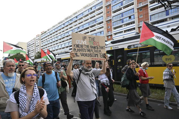Pro-Palestinian protest in Berlin BERLIN, GERMANY - JUNE 5: People, holding Palestinian flags, stage a pro-Palestinian protest as they gather at Neptunbrunnen Square in Berlin, Germany on June 5, 2026. Halil Sagirkaya Anadolu Berlin Germany. Editorial use only. Please get in touch for any other usage.  Copyright: x2026xAnadoluxHalilxSagirkayax