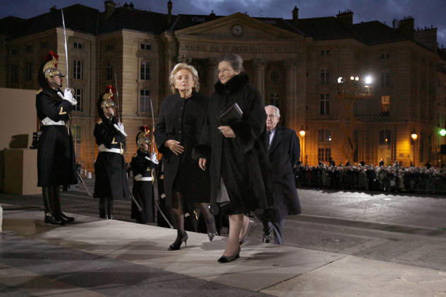 Bernadette Chirac, Wife Of Former French President Jacques Chirac, Dies At 93 Bernadette Chirac, wife of former French President Jacques Chirac, has died at the age of 93. A steadfast supporter throughout her husband’s political career, Bernadette Chodron de Courcel became an influential figure in French public life. She served as a member of the Corrèze General Council and was deeply involved in charitable work. She passed away on Friday at the age of 93. FILE - French first Lady Bernadette Chirac and Simone Veil arrive at the Pantheon in Paris January 18, 2007, to attend a ceremony honouring nearly 3,000 French people who rescued Jews from the Nazis during World War Two. Photo by Bernard Bisson ABACAPRESS.COM Paris France Copyright: xBissonxBernard ABACAx