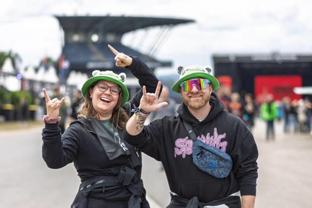 Rock am Ring 2026 - - 06.06.26 Einlasszeit. Das Gelände füllt sich. Gut gelaunte Besucher am Eingensbereich - Zweiter Festivaltag am Samstag, 06.06.2026, bei Rock am Ring 2026 am Nürburgring in der Eifel. Das dreitägige Musikfestival findet vom 5. bis 7. Juni 2026 statt und gehört zu den größten Open-Air-Festivals Deutschlands. Nürburg Nürburgring Rheinland-Pfalz Deutschland Copyright: xMarcxJohnx