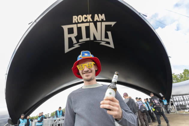 Rock am Ring 2026 - - 06.06.26 Einlasszeit. Das Gelände füllt sich. Gut gelaunte Besucher am Eingensbereich - Zweiter Festivaltag am Samstag, 06.06.2026, bei Rock am Ring 2026 am Nürburgring in der Eifel. Das dreitägige Musikfestival findet vom 5. bis 7. Juni 2026 statt und gehört zu den größten Open-Air-Festivals Deutschlands. Nürburg Nürburgring Rheinland-Pfalz Deutschland Copyright: xMarcxJohnx