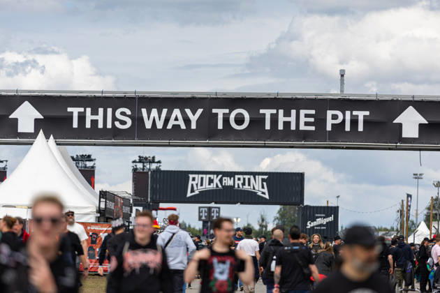 Rock am Ring 2026 - - 06.06.26 Einlasszeit. Das Gelände füllt sich. Gut gelaunte Besucher am Eingensbereich - Zweiter Festivaltag am Samstag, 06.06.2026, bei Rock am Ring 2026 am Nürburgring in der Eifel. Das dreitägige Musikfestival findet vom 5. bis 7. Juni 2026 statt und gehört zu den größten Open-Air-Festivals Deutschlands. Nürburg Nürburgring Rheinland-Pfalz Deutschland Copyright: xMarcxJohnx