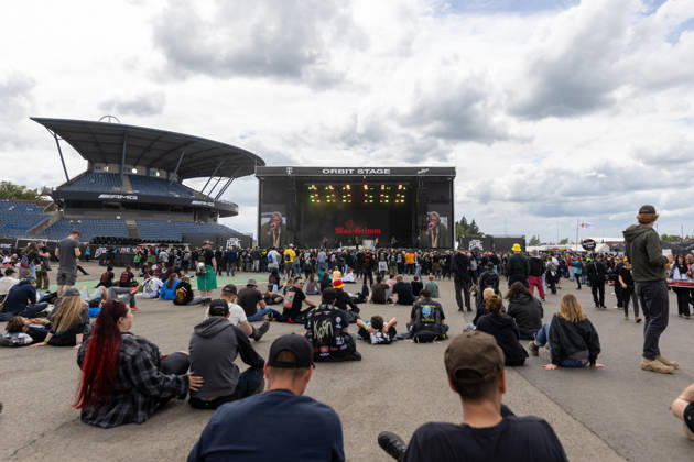 Rock am Ring 2026 - - 06.06.26 Einlasszeit. Das Gelände füllt sich und geniessen Max Grimm vor der Orbit Stage - Zweiter Festivaltag am Samstag, 06.06.2026, bei Rock am Ring 2026 am Nürburgring in der Eifel. Das dreitägige Musikfestival findet vom 5. bis 7. Juni 2026 statt und gehört zu den größten Open-Air-Festivals Deutschlands. Nürburg Nürburgring Rheinland-Pfalz Deutschland Copyright: xMarcxJohnx