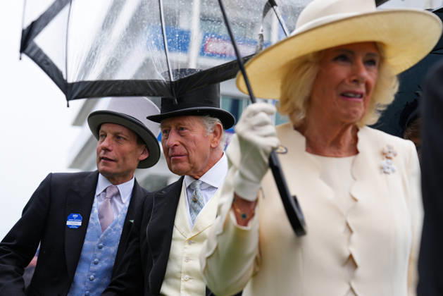 King Charles III And Queen Camilla Attend Derby Day At Epsom Downs Racecourse EPSOM, ENGLAND - JUNE 06: (L-R) Andy Hornby, Chairman Epsom Downs Racecourse, King Charles III and Queen Camilla attend the Epsom Derby 2026 at Epsom Downs Racecourse on June 06, 2026 in Epsom, England. The King revived a royal tradition of Queen Elizabeth II, by attending the Derby at Epsom Racecourse. Earlier today, the King s nephew Peter Phillips married Harriet Sperling in a ceremony in Kemble, Gloucestershire., Credit:Carl Court PA ROTA - B68 Avalon United Kingdom, England, Epsom, Epsom Downs Racecourse Copyright: xCarlxCourtx xPAxROTAx-xB68x xAvalonx 1108333916