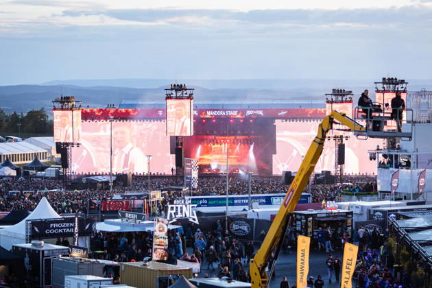 Rock am Ring 2026, Tag 2, 6.6.2026 Das Gelände ist proppevoll -- Mit dem Traditionsfestival Rock am Ring am Nürburgring in der Eifel startet in Deutschland die Festival-Saison. Rock am Ring findet in diesem Jahr vom 5. bis 7. Juni statt. Rund 80 Bands und Künstler stehen auf einer der drei großen Bühnen. Nürburg Nürburgring Rheinland-Pfalz Deutschland Copyright: xSebastianxDerixx