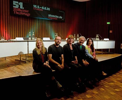 Mülheim: 51. Mülheimer Theatertage, Jurydebatte mit der Vergabe des Mülheimer Dramatikerpreises ** NUR FÜR REDAKTIONELLE ZWECKE ** EDITORIAL USE ONLY **<p>Mülheim: 51. Mülheimer Theatertage, Jurydebatte mit der Vergabe des Mülheimer Dramatikerpreises Am 06.06.2026 sind innerhalb der 51. Mülheimer Theatertage die Jurydebatte mit der Vergabe des Mülheimer Dramatikerpreises. Den Pries der Jury und den Publikumspreis hat gewonnen: Die kleine Meerjungraun, Kim de lÂ Horizon, Bühnen Bern. In die Kamera schaut die Jury von links nach rechts: Sarah Heppekausen, Jan Gehler, Katrin Ullmann, Christian Tschirner, Vidina Popov. Deutschland Mülheim an der Ruhr Copyright: JudithxMichaelis
