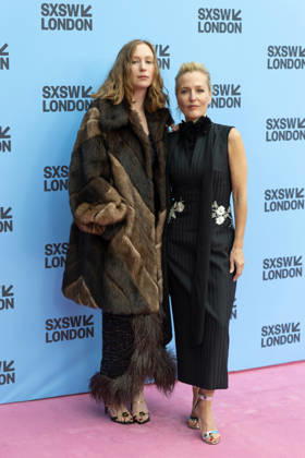 Teenage Sex and Death at Camp Miasma film premiere in London - 06 Jun 2026 Hannah Einbinder and Gillian Anderson attend the premiere screening of Teenage Sex and Death in Camp Miasma during the SXSW, at The Barbican Centre in London. London United Kingdom Copyright: xPhilxLewisx xSOPAxImagesx HannahEinbinderGillianAnderson-2855