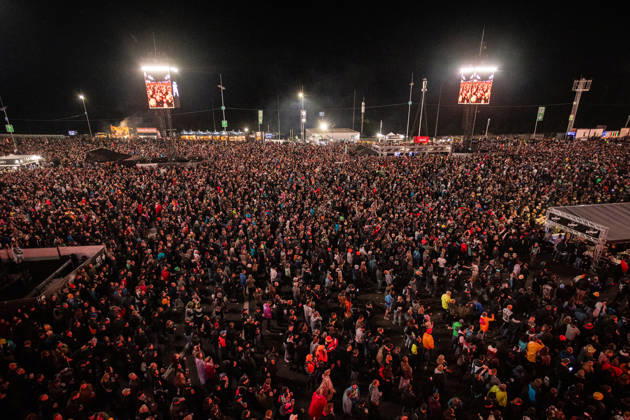 Rock am Ring 2026, Tag 2, 6.6.2026 Ausverkauftes Haus -- Mit dem Traditionsfestival Rock am Ring am Nürburgring in der Eifel startet in Deutschland die Festival-Saison. Rock am Ring findet in diesem Jahr vom 5. bis 7. Juni statt. Rund 80 Bands und Künstler stehen auf einer der drei großen Bühnen. Nürburg Nürburgring Rheinland-Pfalz Deutschland Copyright: xSebastianxDerixx