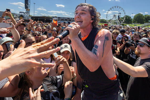 Musikfestival Rock im Park 2026 - BUSH, Nürnberg, 07.06.2026 Gavin Rossdale, Sänger und Gitarrist der britischen Rockband Bush, singt inmitten der Menge beim Open-Air-Auftritt. Fans strecken ihm die Hände entgegen. Nürnberg Bayern Deutschland