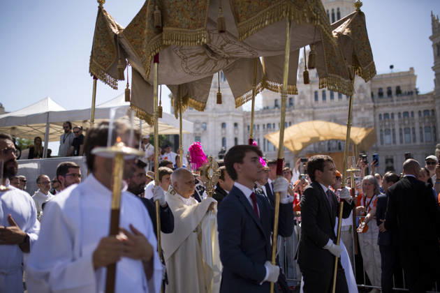 Holy Mass of Pope Leo XIV in Madrid - 07 Jun 2026 Pope Leo XIV carries the Corpus Christi in a procession during the Holy Mass celebrated by Pope Leo XIV in Cibeles Square, during his apostolic journey to Madrid. Pope Leo XIV is visiting Spain for the first time and will visit the cities of Madrid, Barcelona, ??Las Palmas de Gran Canaria, and Santa Cruz de Tenerife. Madrid Spain Copyright: xLuisxSotox xSOPAxImagesx LSOTOSMPAPA14