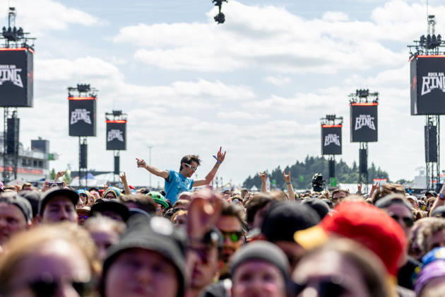 Fans vor der großen Utopia Stage während des Auftritts der US-amerikanischen Rap-Rock-Band Hollywood Undead im Rahmen des Festivals Rock am Ring 2026 am Nürburgring. Nürburg Rock am Ring Rheinland-Pfalz Germany