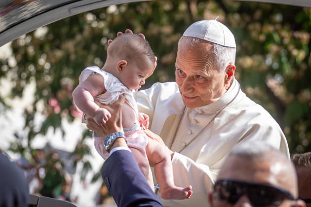 June 7, 2026, Madrid, Spain: Pope Leo XIV greets and blesses children on his way to Movistar Arena in Madrid Madrid Spain  - ZUMAl194 20260607_zip_l194_001 Copyright: xMarekxLadzinskix