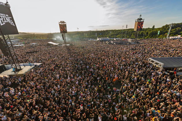 Rock am Ring 2026. Volles Infield- 07.06.26 Zehntausende Besucher stehen am späten Nachmittag im dicht gefüllten Infield vor der Utopia Stage bei Rock am Ring 2026 auf dem Nürburgring in Nürburg. Die Utopia Stage, die im Fahrerlager steht, ist die größte der drei Festivalbühnen; die beiden weiteren Bühnen sind auf dem weitläufigen Gelände verteilt. Das Festival ist ausverkauft. Nürburg Nürburgring Rheinland-Pfalz Deutschland Copyright: xMarcxJohnx