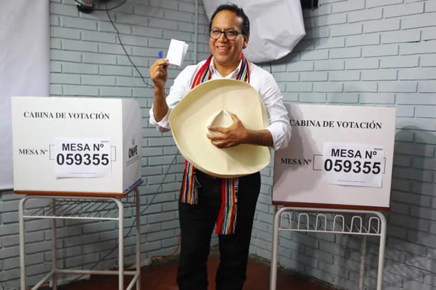 Second round of the Presidential Elections in Lima, Peru LIMA, PERU - JUNE 07: Leftist presidential candidate Roberto Sanchez of the Together for Peru (Juntos por el Peru) party cast his ballot at a polling station during the second round of the presidential elections in Lima, Peru on June 07, 2026. Jorge Cerdan Anadolu Lima Peru. Editorial use only. Please get in touch for any other usage.  Copyright: x2026xAnadoluxJorgexCerdanx